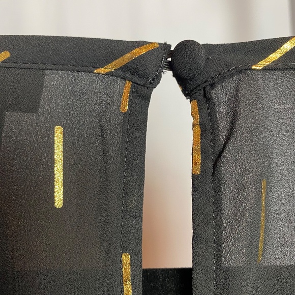 Torrid Womenʻs Plus Size Black & Gold Metallic Short Sleeve Blouse Size 3 - Picture 6 of 7